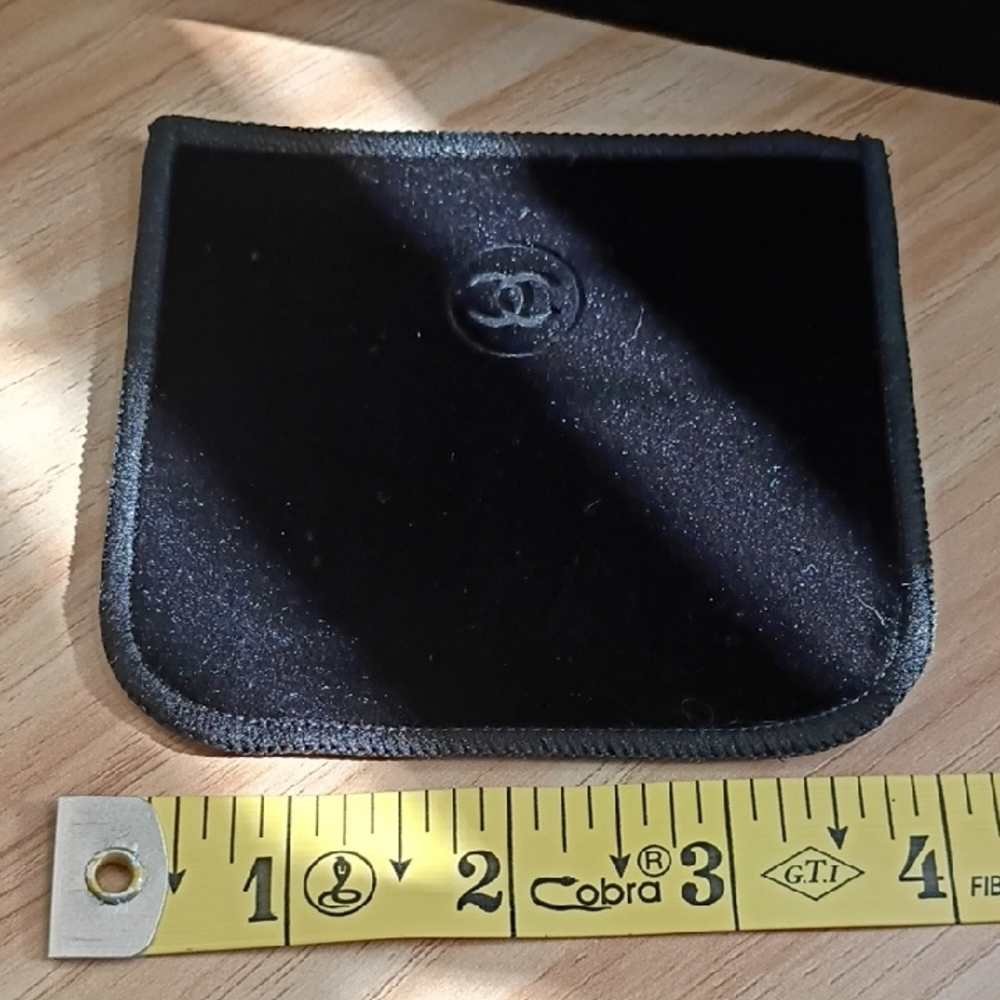 CHANEL Luxurious Black Velvet Compact Case - Picture 2 of 5